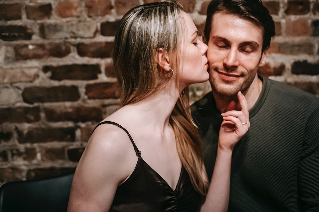 Outstanding Benefits of Dating Someone Online
